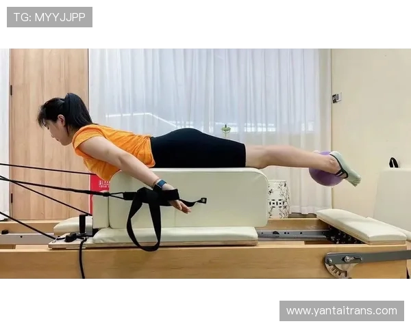 躺在圆形健身器材上做动作锻炼什么